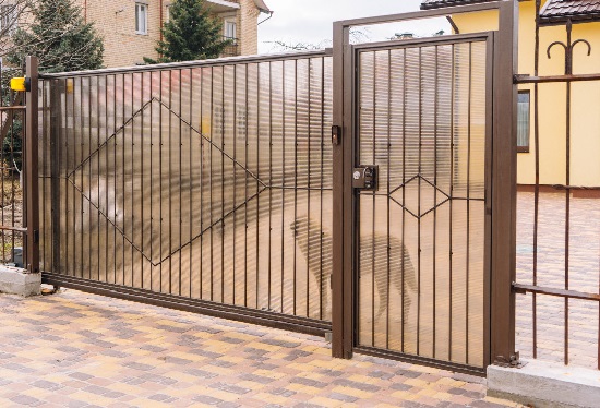 Купить ворота из профлиста с элементами ковки, с металлическими столбами в рамке или под дерево в Рассказово от 152400 руб